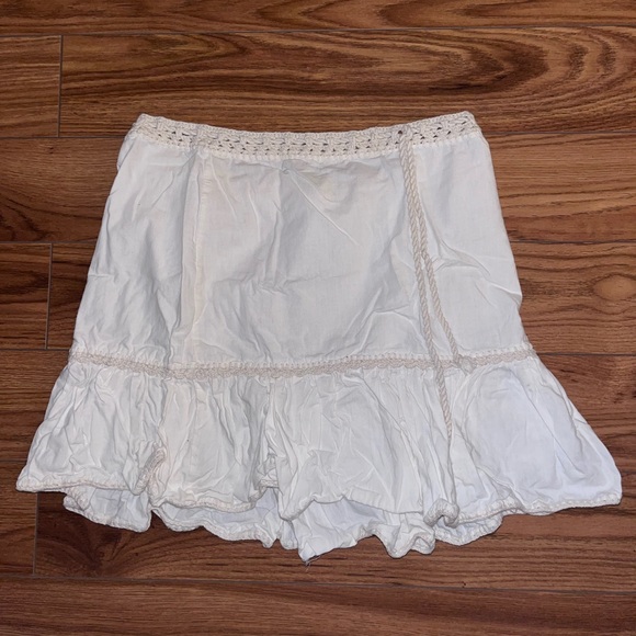White mini Skirt with Braided Waistband - Picture 3 of 7